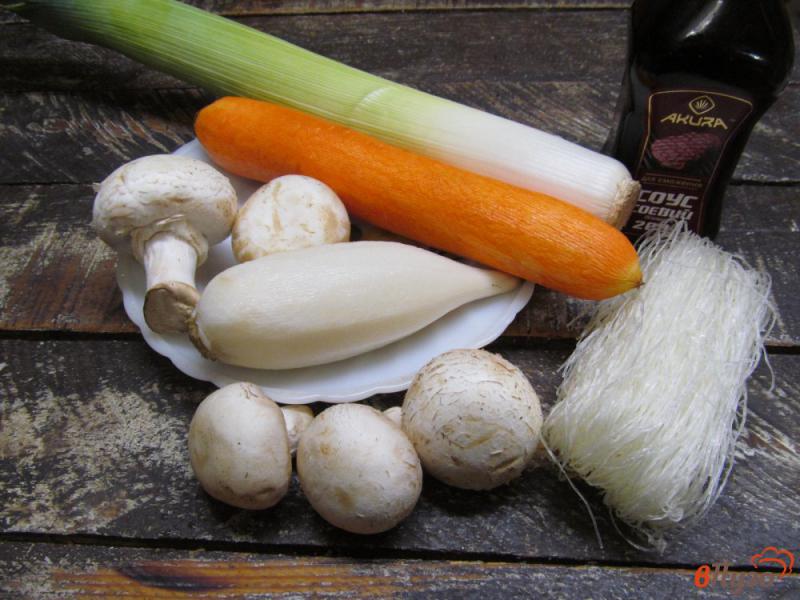 Фото приготовление рецепта: Фунчоза с грибами и редькой шаг №1