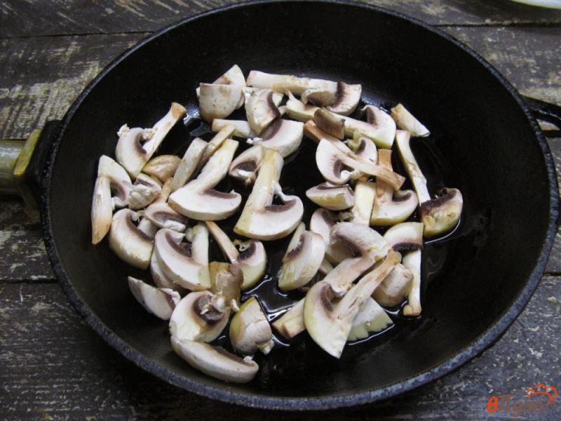 Фото приготовление рецепта: Фунчоза с грибами и редькой шаг №3