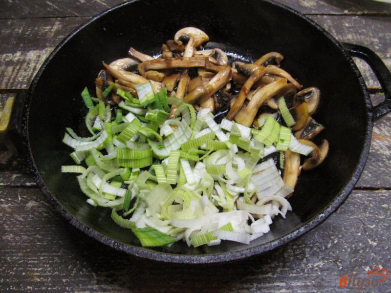 Фото приготовление рецепта: Фунчоза с грибами и редькой шаг №4