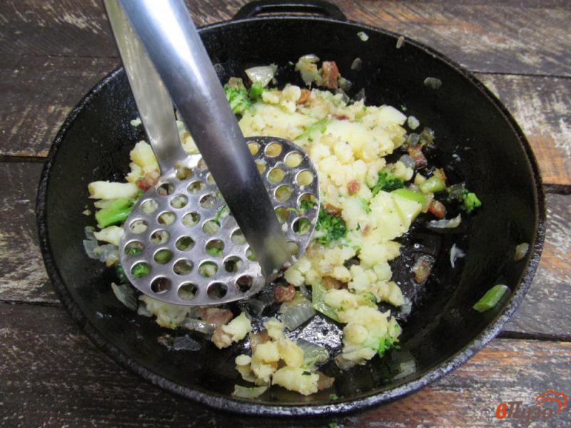 Фото приготовление рецепта: Брокколи с картофелем и яйцом пашот шаг №8