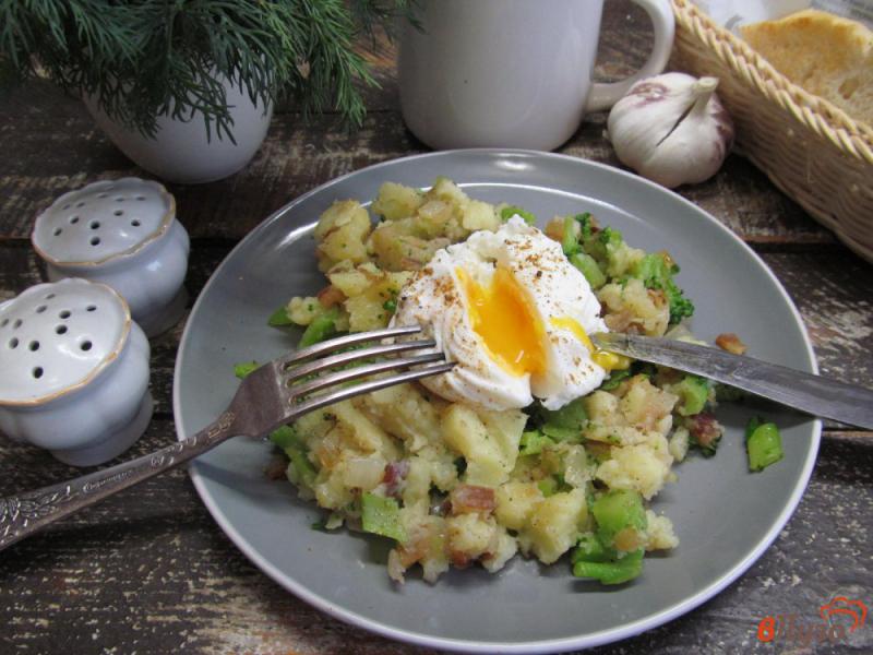 Фото приготовление рецепта: Брокколи с картофелем и яйцом пашот шаг №9