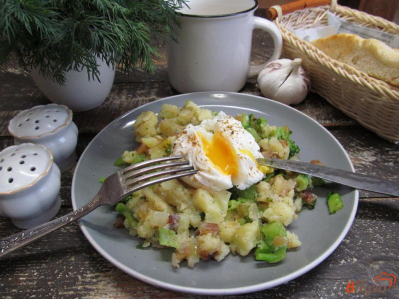 Фото приготовление рецепта: Брокколи с картофелем и яйцом пашот шаг №10