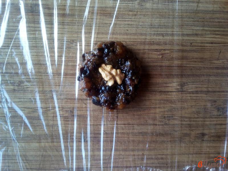 Фото приготовление рецепта: Конфеты из сухофруктов в шоколаде шаг №4