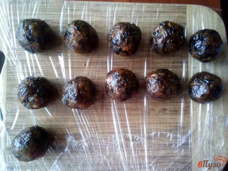 Фото приготовление рецепта: Конфеты из сухофруктов в шоколаде шаг №5
