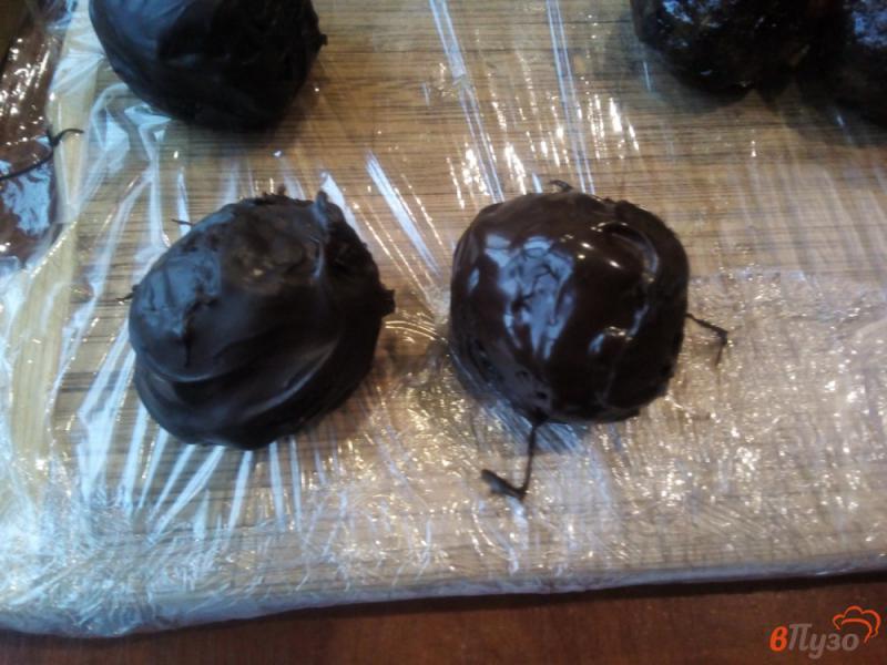 Фото приготовление рецепта: Конфеты из сухофруктов в шоколаде шаг №6
