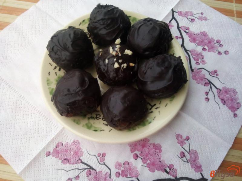 Фото приготовление рецепта: Конфеты из сухофруктов в шоколаде шаг №7