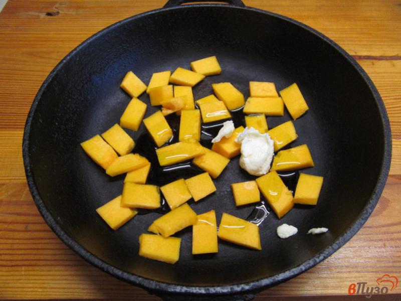 Фото приготовление рецепта: Блины с начинкой из тыквы и сыром фета шаг №5