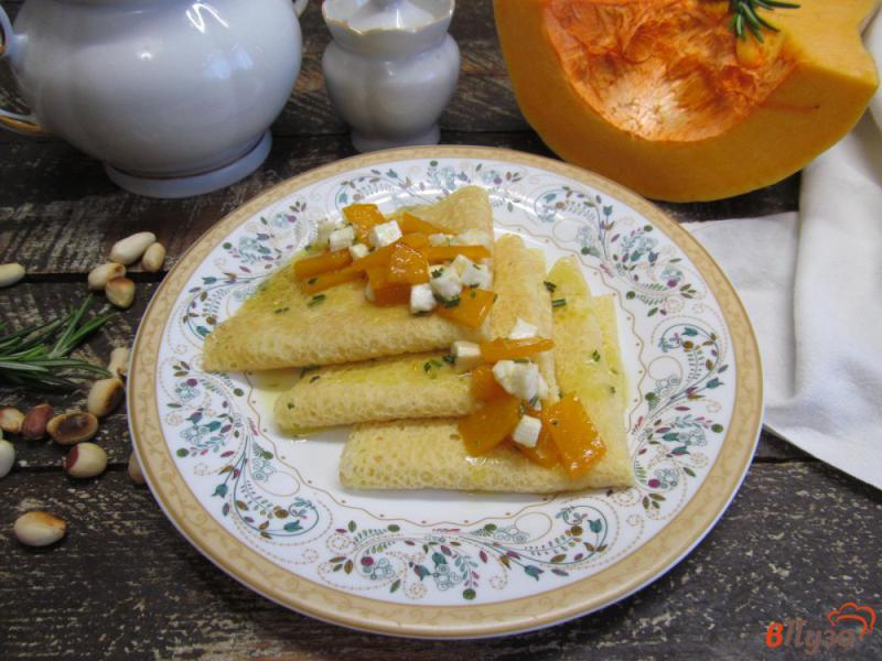 Фото приготовление рецепта: Блины с начинкой из тыквы и сыром фета шаг №8