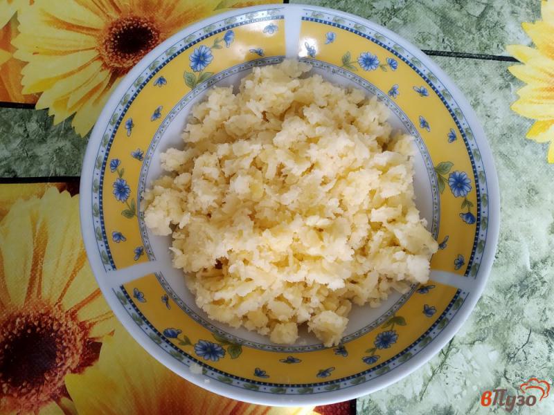 Фото приготовление рецепта: Закуска из плавленого сыра, картофеля и яиц шаг №1