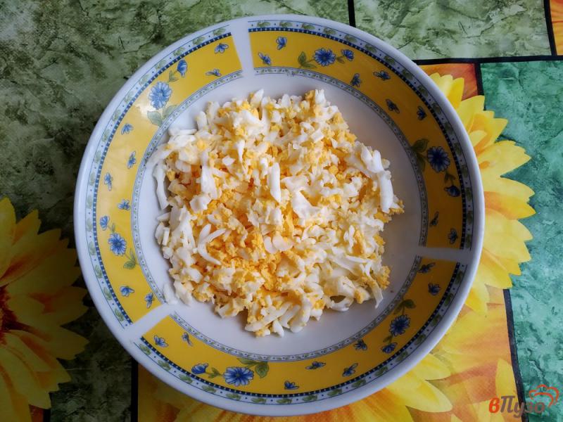 Фото приготовление рецепта: Закуска из плавленого сыра, картофеля и яиц шаг №3