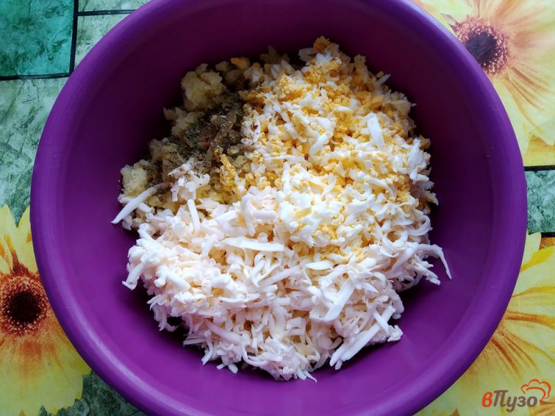 Фото приготовление рецепта: Закуска из плавленого сыра, картофеля и яиц шаг №4