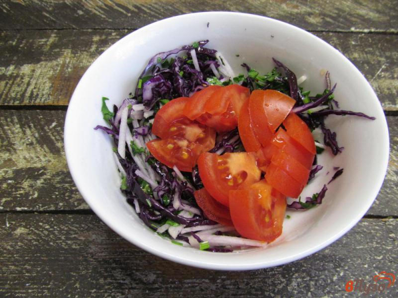 Фото приготовление рецепта: Салат из красной капусты с помидором редькой шаг №4