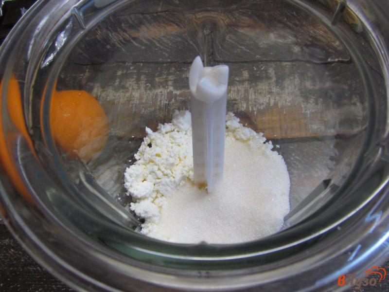 Фото приготовление рецепта: Домашнее мороженое из творога с шоколадом и цедрой апельсина шаг №2