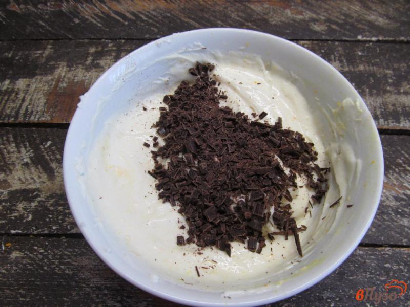 Фото приготовление рецепта: Домашнее мороженое из творога с шоколадом и цедрой апельсина шаг №6