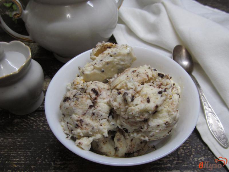 Фото приготовление рецепта: Домашнее мороженое из творога с шоколадом и цедрой апельсина шаг №8