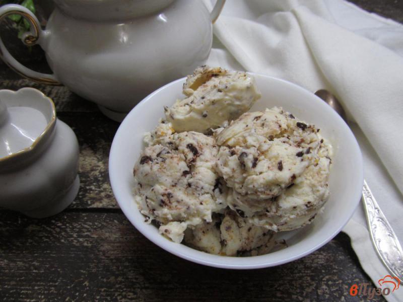 Фото приготовление рецепта: Домашнее мороженое из творога с шоколадом и цедрой апельсина шаг №9
