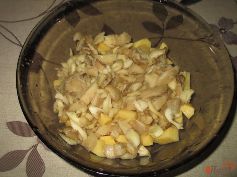 Фото приготовление рецепта: Куриный суп с вешенками и кукурузой шаг №2