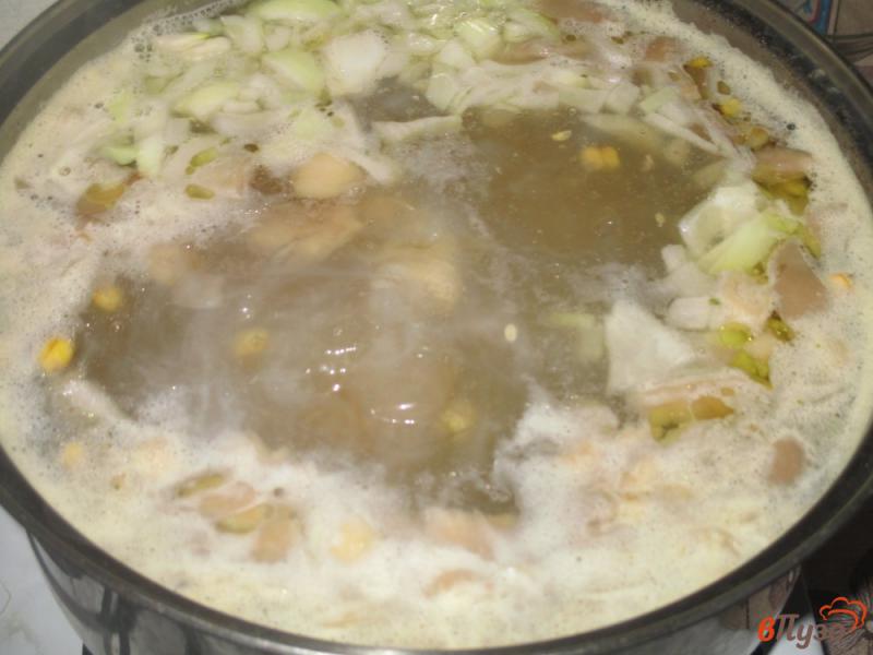 Фото приготовление рецепта: Куриный суп с вешенками и кукурузой шаг №4