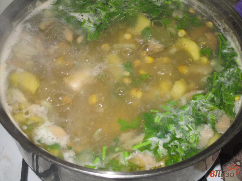 Фото приготовление рецепта: Куриный суп с вешенками и кукурузой шаг №5