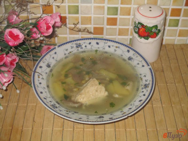 Фото приготовление рецепта: Куриный суп с вешенками и кукурузой шаг №6
