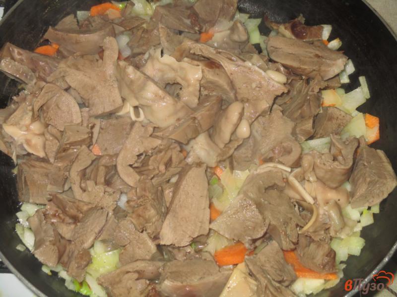 Фото приготовление рецепта: Свиное сердце в сливочном соусе шаг №3