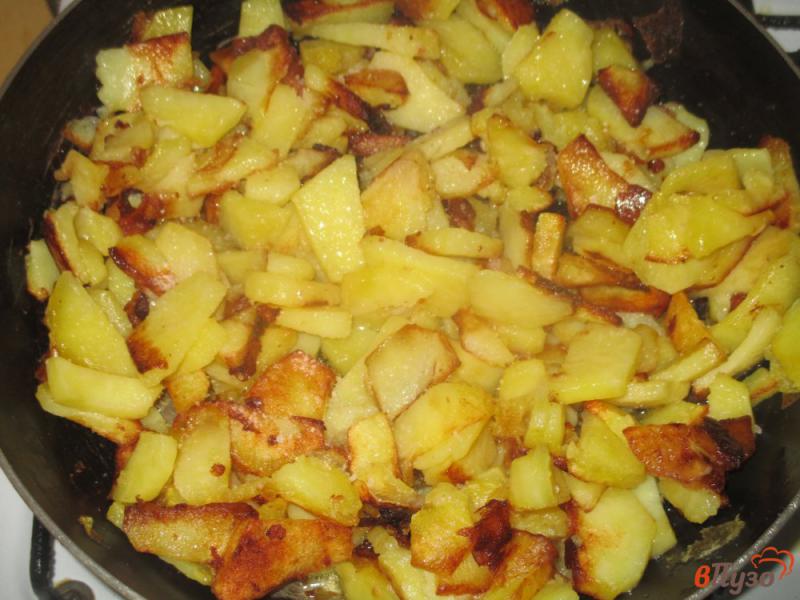 Фото приготовление рецепта: Хек жареный с картофелем шаг №3