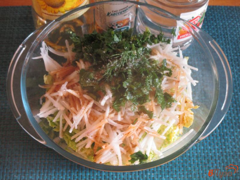Фото приготовление рецепта: Салат из редьки и пекинской капусты шаг №4