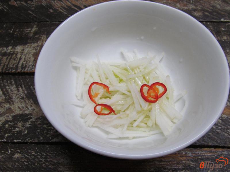 Фото приготовление рецепта: Салат из яблока редьки и моркови шаг №1