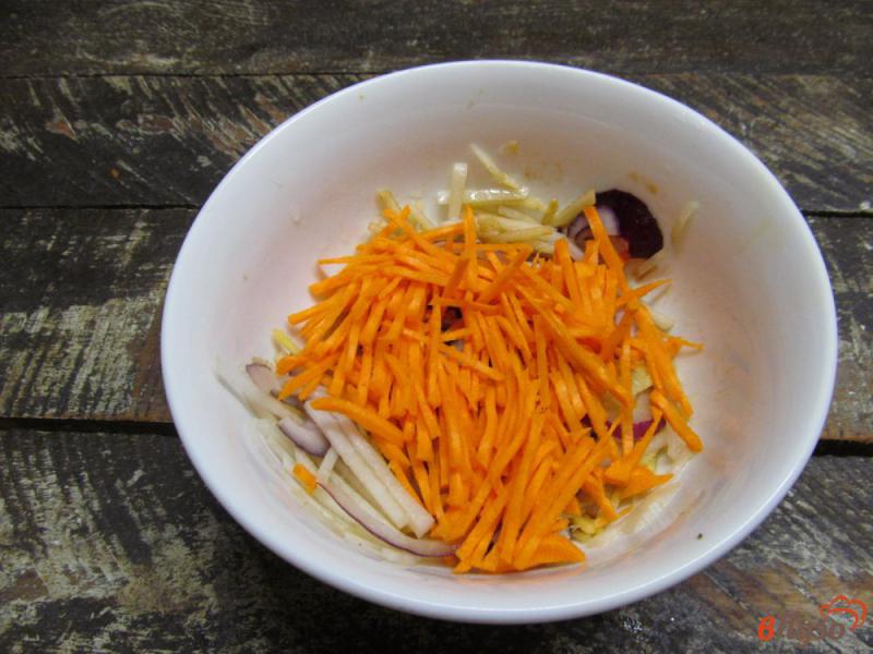 Фото приготовление рецепта: Салат из яблока редьки и моркови шаг №4