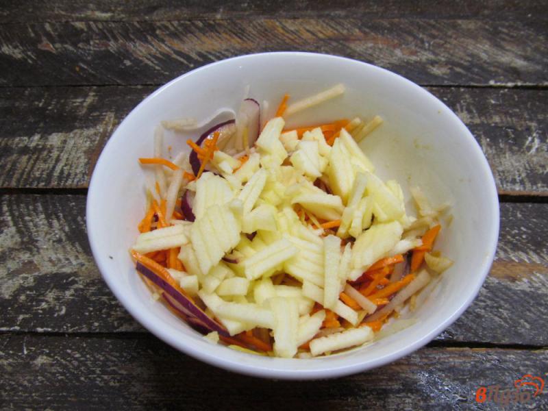 Фото приготовление рецепта: Салат из яблока редьки и моркови шаг №5