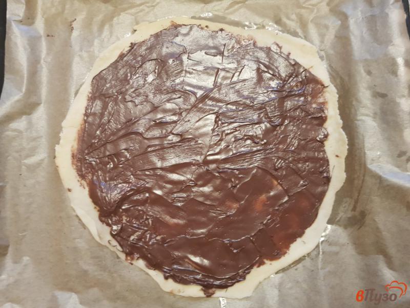 Фото приготовление рецепта: Пирог с шоколадной пастой из дрожжевого теста шаг №11
