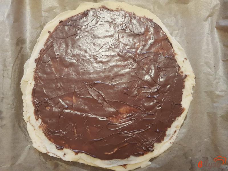 Фото приготовление рецепта: Пирог с шоколадной пастой из дрожжевого теста шаг №13