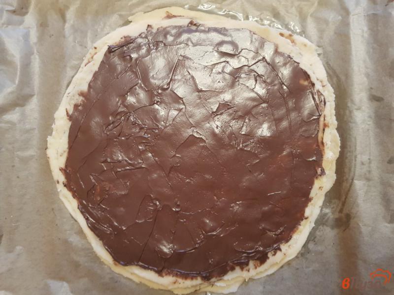 Фото приготовление рецепта: Пирог с шоколадной пастой из дрожжевого теста шаг №14