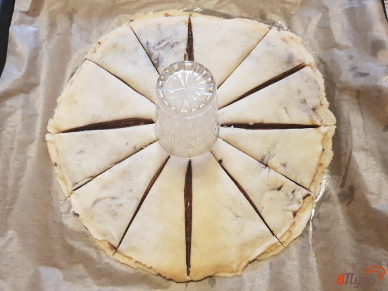 Фото приготовление рецепта: Пирог с шоколадной пастой из дрожжевого теста шаг №17