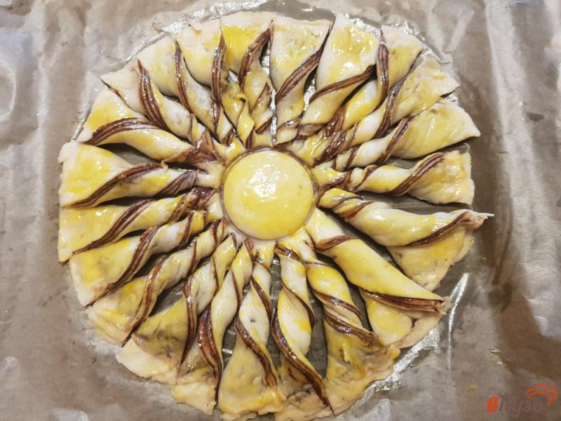 Фото приготовление рецепта: Пирог с шоколадной пастой из дрожжевого теста шаг №19