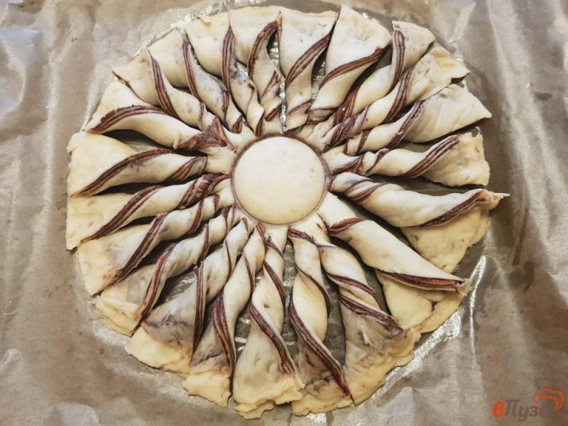 Фото приготовление рецепта: Пирог с шоколадной пастой из дрожжевого теста шаг №18