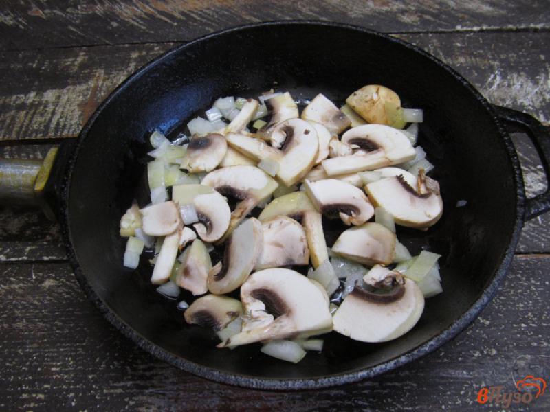 Фото приготовление рецепта: Пшенная каша под соусом из грибов и куриной печенью шаг №3