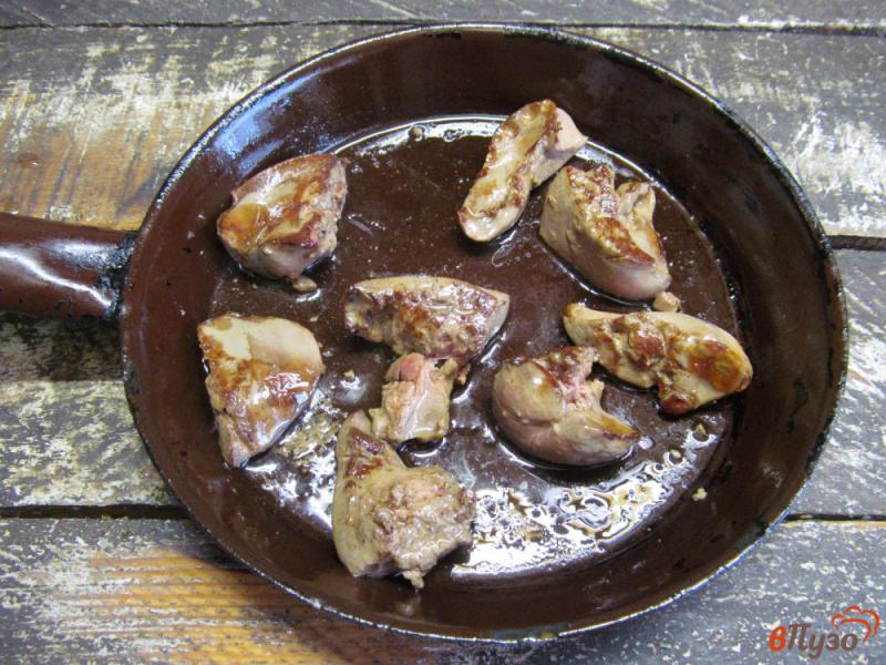 Фото приготовление рецепта: Пшенная каша под соусом из грибов и куриной печенью шаг №4