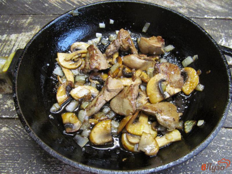Фото приготовление рецепта: Пшенная каша под соусом из грибов и куриной печенью шаг №6