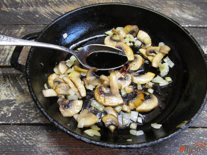 Фото приготовление рецепта: Пшенная каша под соусом из грибов и куриной печенью шаг №5