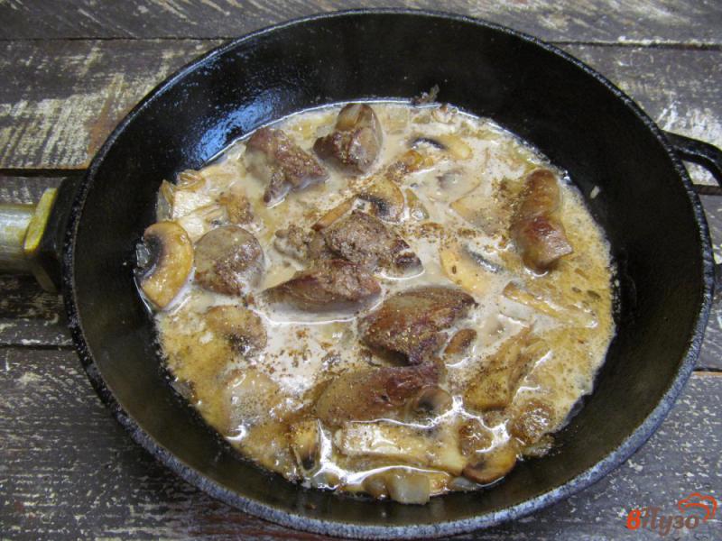 Фото приготовление рецепта: Пшенная каша под соусом из грибов и куриной печенью шаг №7