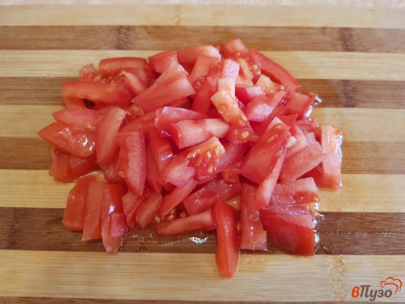 Фото приготовление рецепта: Салат с крабовыми палочками, помидорами, перцем и сыром шаг №4