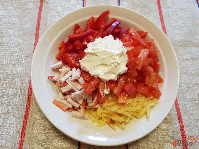 Фото приготовление рецепта: Салат с крабовыми палочками, помидорами, перцем и сыром шаг №5