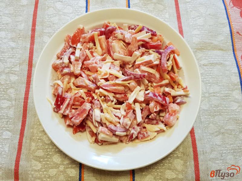 Фото приготовление рецепта: Салат с крабовыми палочками, помидорами, перцем и сыром шаг №6