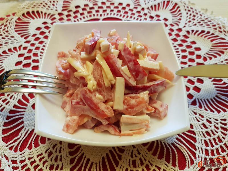 Фото приготовление рецепта: Салат с крабовыми палочками, помидорами, перцем и сыром шаг №7