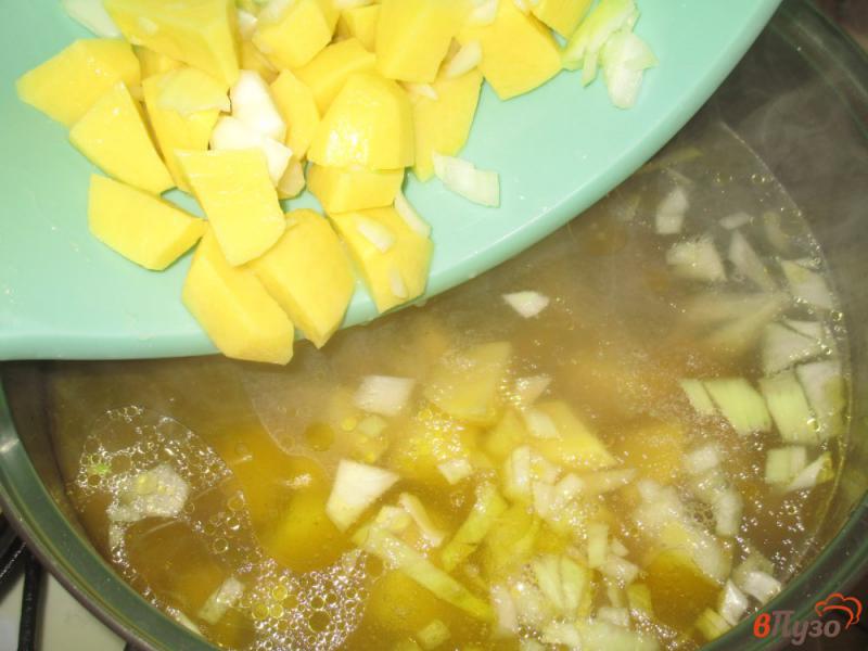 Фото приготовление рецепта: Суп из утиных шеек с галушками шаг №2