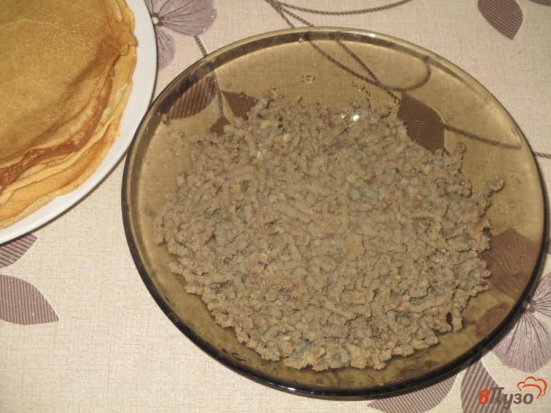 Фото приготовление рецепта: Блины с начинкой из утиных желудков с чесноком шаг №7