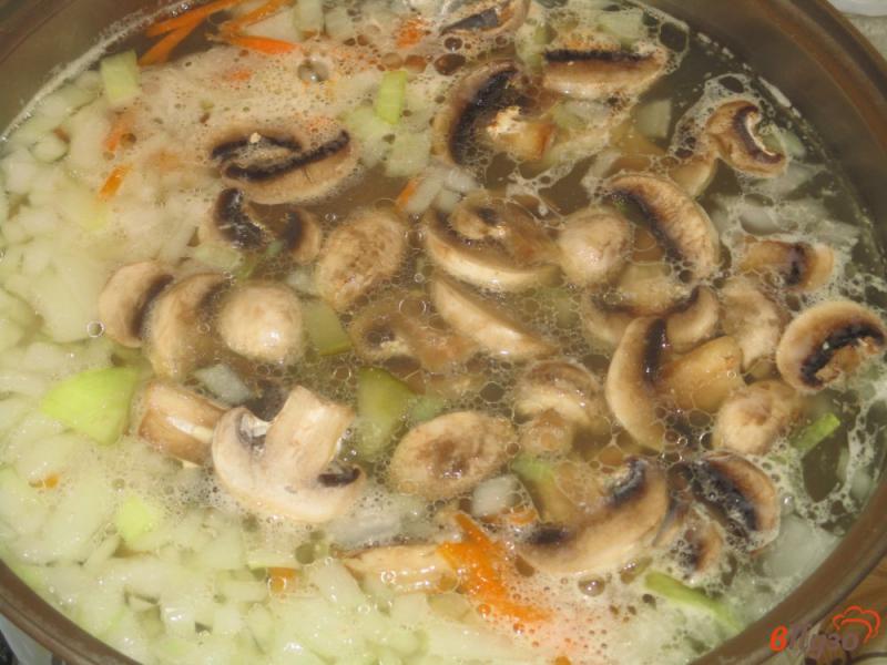 Фото приготовление рецепта: Рассольник с фрикадельками и грибами шаг №7