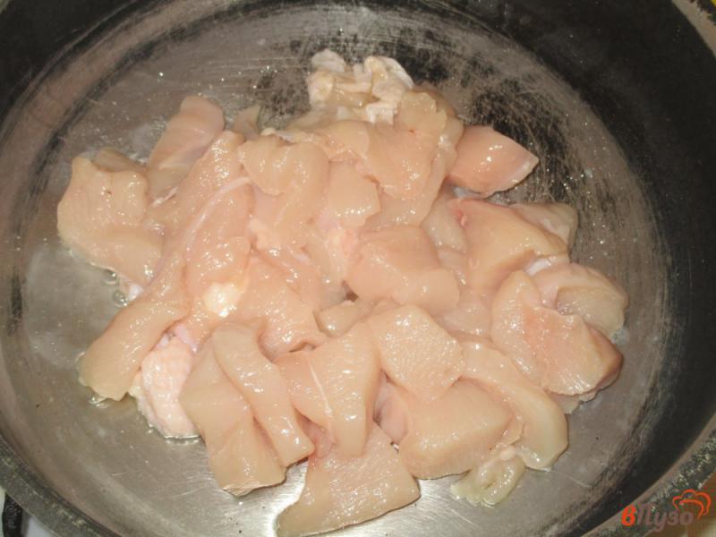Фото приготовление рецепта: Рагу из куриной грудки с картофелем, помидорами и морковью шаг №1