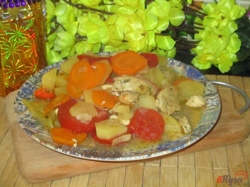 Фото приготовление рецепта: Рагу из куриной грудки с картофелем, помидорами и морковью шаг №5